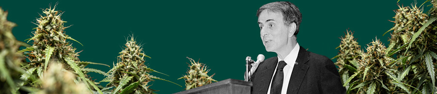 Een gedetailleerd portret van Carl Sagan die in een microfoon spreekt, tegen een groene achtergrond met levendige, weelderige cannabisplanten.