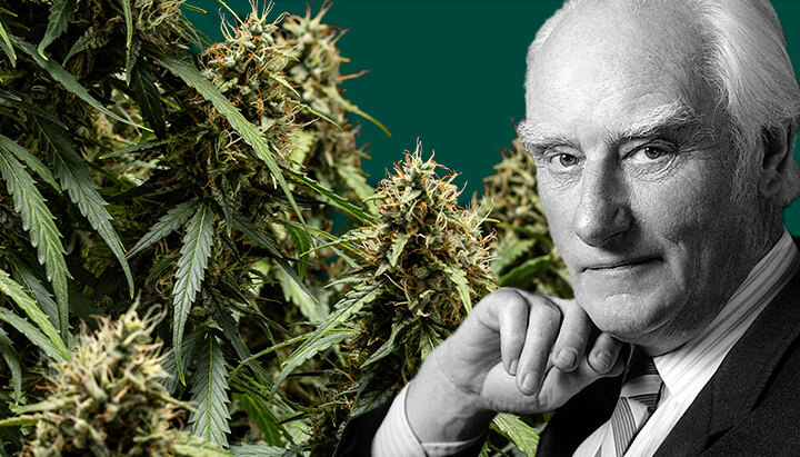 Zwart-wit portret van Francis Crick, met zijn hand op zijn kin, met cannabisplanten aan de linkerkant en een donkergroene achtergrond.