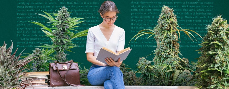 Jonge vrouw leest een boek, omringd door weelderige cannabisplanten in een levendige tuin, wat ontspanning en natuur benadrukt.