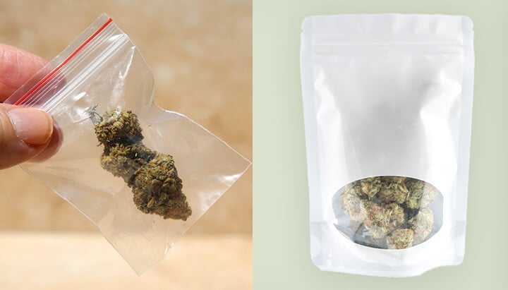 Vergelijking van cannabisverpakkingen: een doorzichtige plastic zak en een moderne Mylar-zak. Benadrukt de evolutie van cannabisverpakking van eenvoudige methoden naar geavanceerde conserveringsoplossingen.